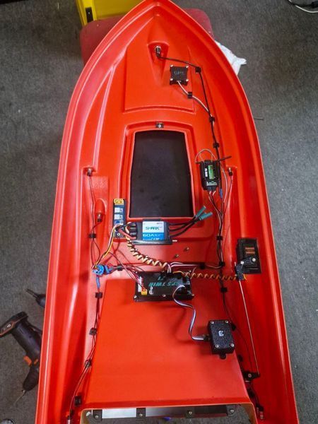 Кораблик для завоза прикормки Dr.Boat Barracuda 65 см. С глубиномером и GPS автопилотом. BG65 фото