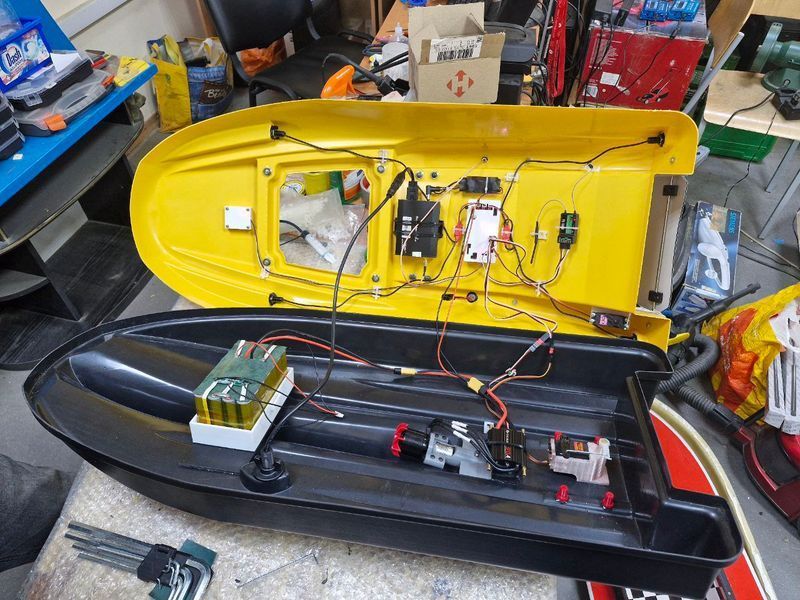 Скоростной кораблик для рыбалки Dr.Boat модель Vіbo Carp с цветным эхолотом Toslon TF520 и GPS навигацией. VBSGPS фото