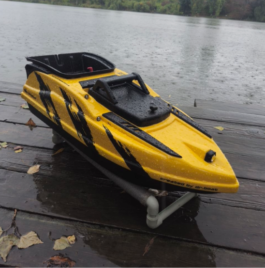 Кораблик для завозу прикормки Dr.Boat Barracuda 83 см. З кольоровим ехолотом Toslon TF520 та GPS автопілотом. Бункер ковш. BSY83SG фото