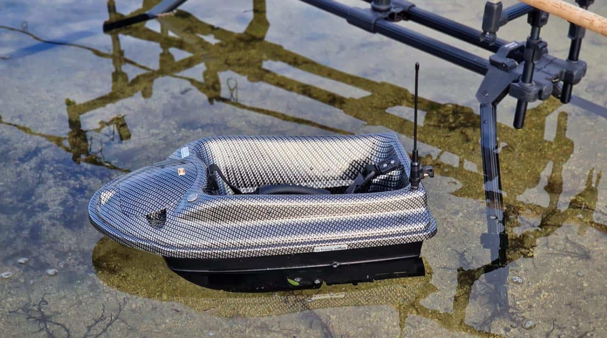 Карповий кораблик для завоза прикормки Boatman Actor PLUS PRO Carbon с GPS-автопилотом и цветным эхолотом RF100 СPROGPSRF100 фото